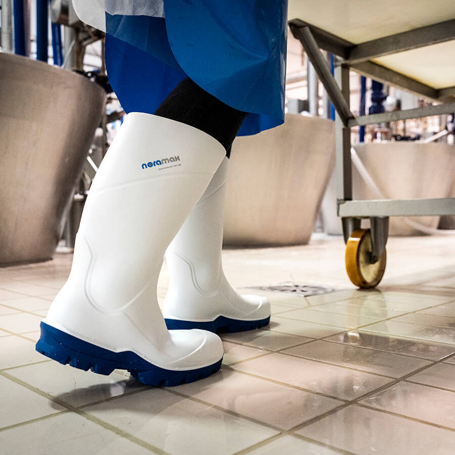 Perfil lateral y caña de la bota industrial Noramax Food S4, diseño anatómico con forro nylon antibacteriano, impermeable, aislamiento térmico CI hasta -30°C, Intremaq Colombia