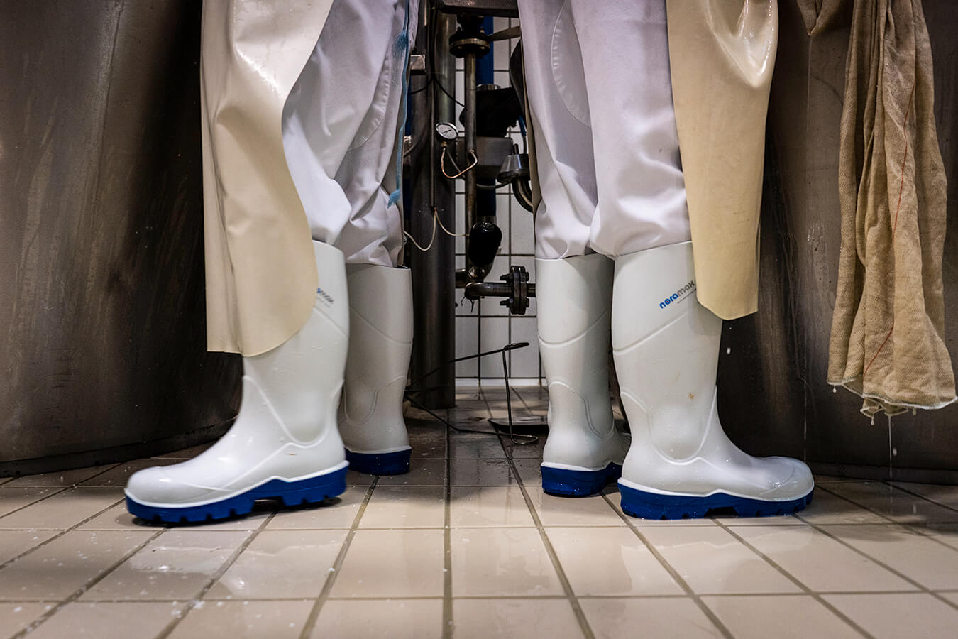 Operario usando botas industriales Noramax Food S4 en planta de producción, dotación EPP Colombia, distribuidas por Intremaq